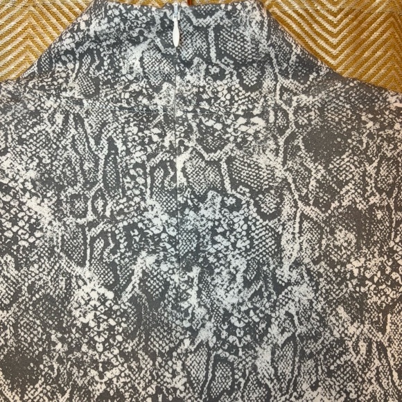 NWT Chicos Snake-Print Mock Neck Tunic, SZ 1, Medium - Picture 7 of 7